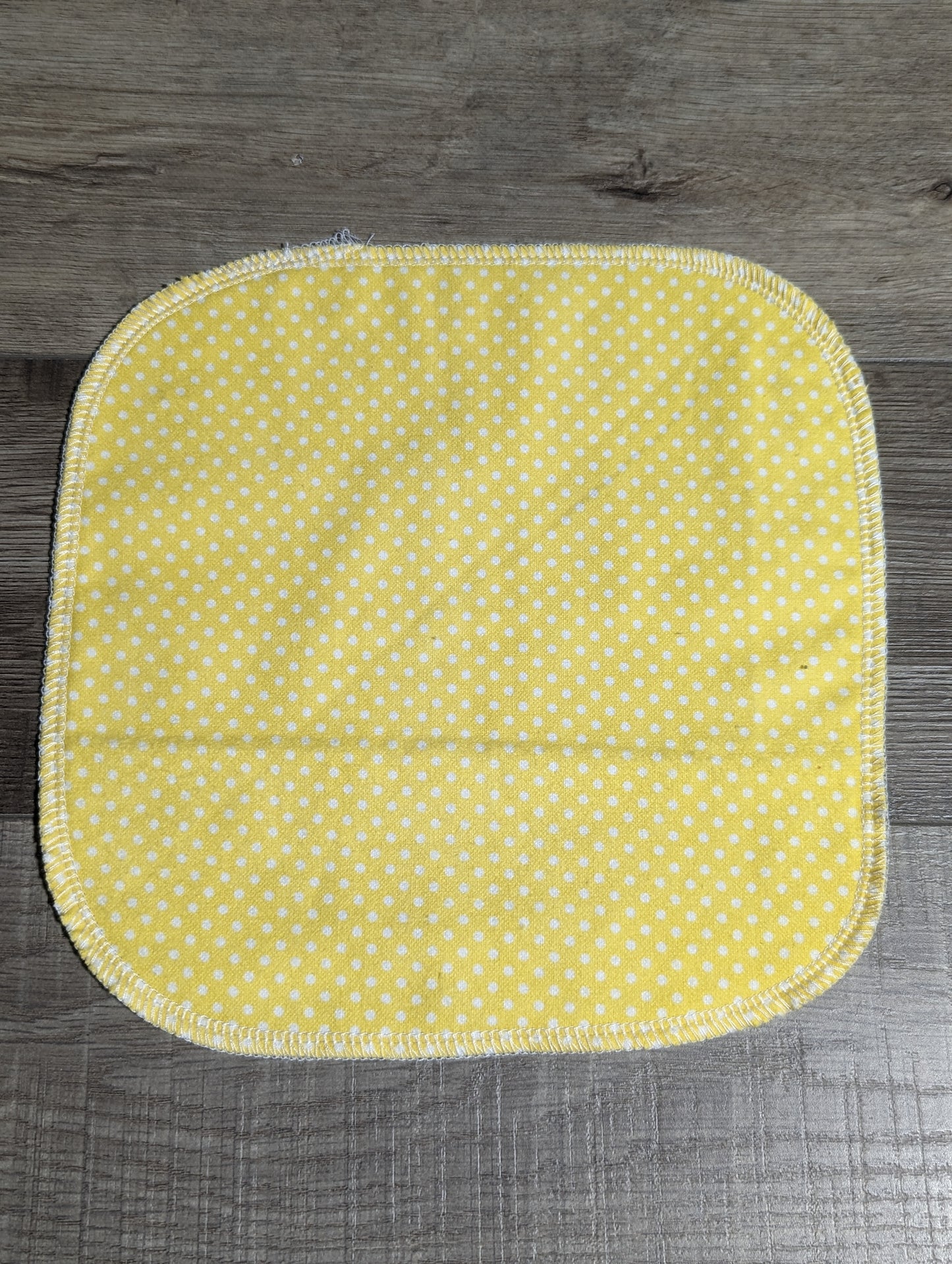 Yellow polka dot wipes (2 ply)