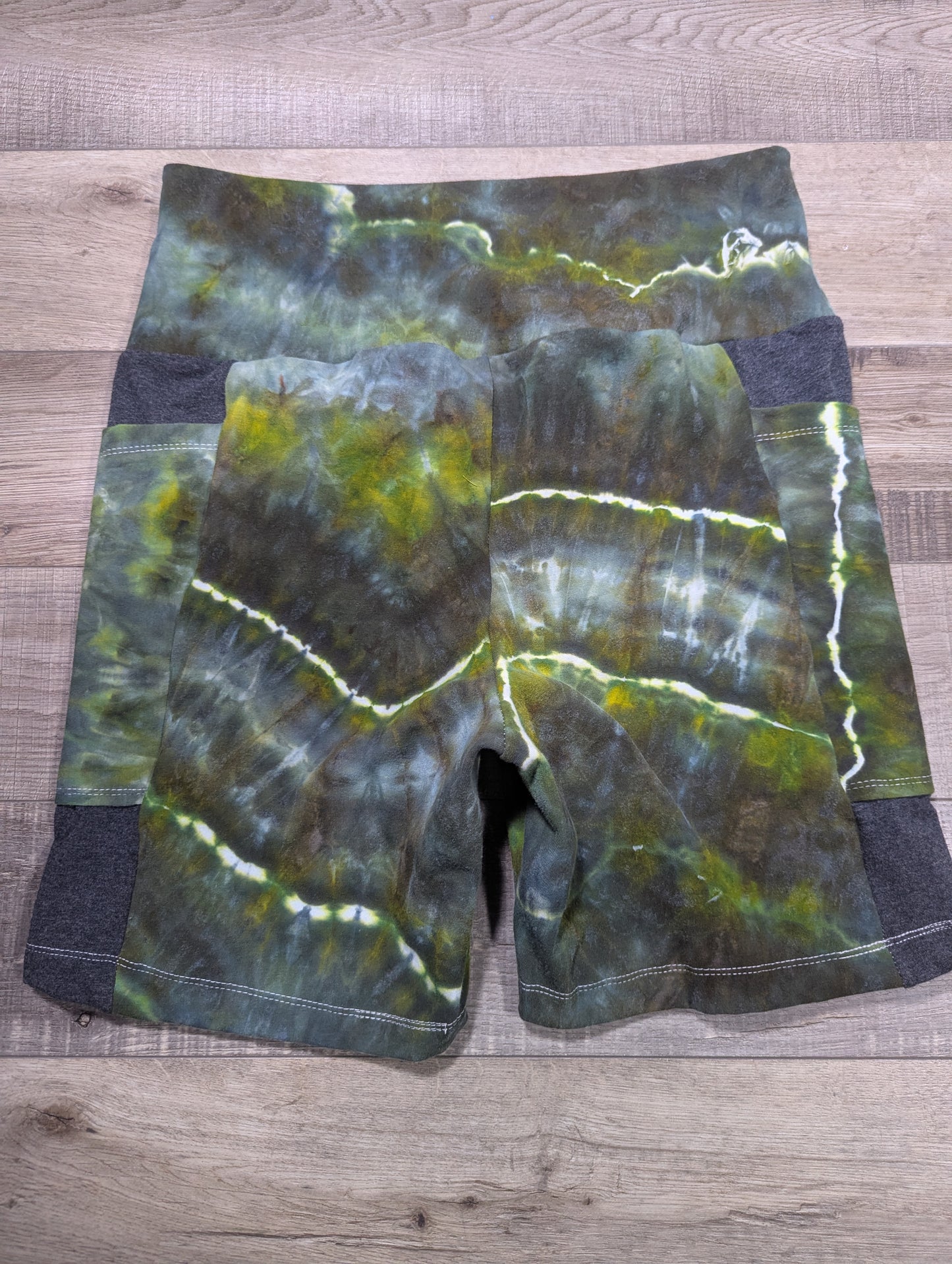 Women's Large Pocket Legging shorts contoured high waistband